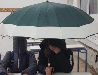 Κέρκυρα: Τριτοκοσμικές εικόνες σε σχολείο - Με ομπρέλες στα θρανία - Διαμαρτυρίες γονέων και μαθητών (φωτο)